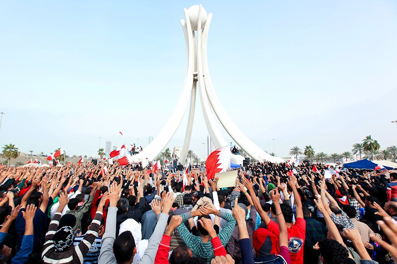 Protesters_fests_toward_Pearl_roundabout (1)